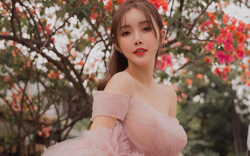 Yeefei có vẻ đẹp tươi trẻ, ngọt ngào nhưng cũng vô cùng năng động trong mọi khoảnh khắc đời thường lẫn công việc.