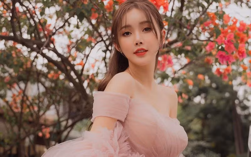 Yeefei có vẻ đẹp tươi trẻ, ngọt ngào nhưng cũng vô cùng năng động trong mọi khoảnh khắc đời thường lẫn công việc.