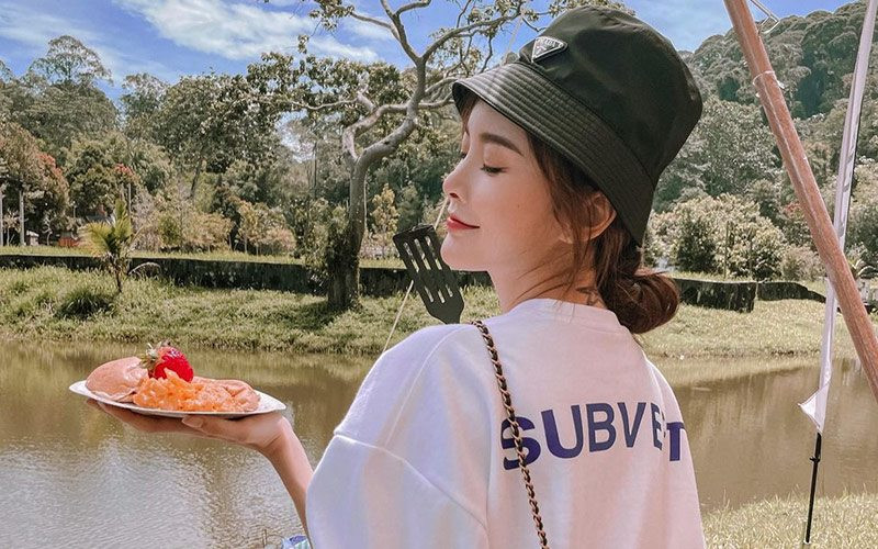 Yeefei luôn biết cách khoe đường cong gợi cảm bằng những tạo dáng sáng tạo và thời thượng.