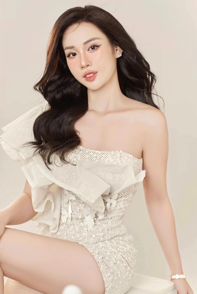 Nữ tiếp viên hàng không nổi bật với vẻ đẹp nữ tính, không kém phần gợi cảm, quyến rũ.