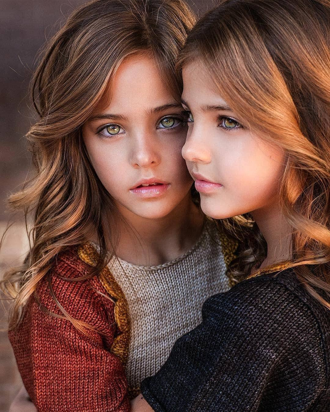 Thời điểm đó, cặp song sinh tròn 7 tuổi đã thu hút hàng triệu lượt quan tâm. Tờ Instyle còn mệnh danh hai chị em là "cặp song sinh đẹp nhất hành tinh".