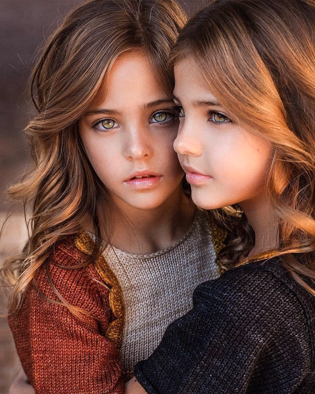 Thời điểm đó, cặp song sinh tròn 7 tuổi đã thu hút hàng triệu lượt quan tâm. Tờ Instyle còn mệnh danh hai chị em là "cặp song sinh đẹp nhất hành tinh".