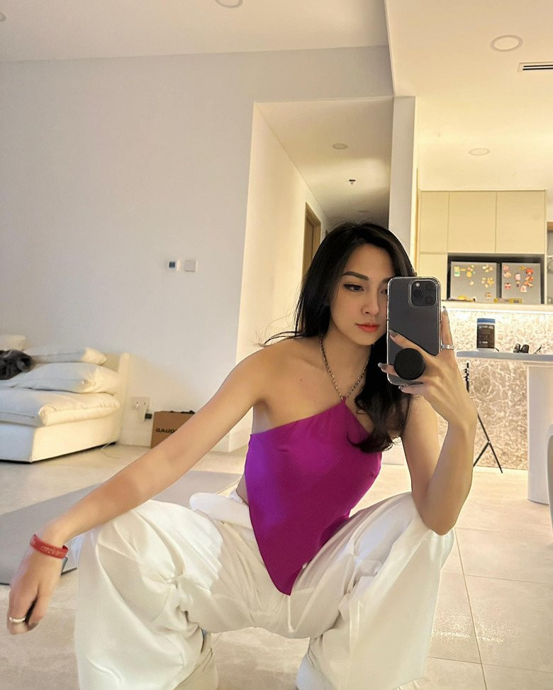 Jessie Lương tên thật là Lương Ngọc Thùy Hương, sinh năm 1991, từng học tập và làm việc tại Mỹ, cô nàng thường xuyên di chuyển giữa Mỹ và Việt Nam.