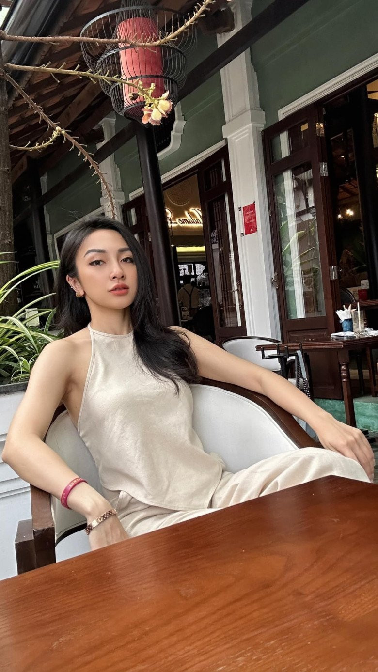 Jessie Lương cầm lái chiếc Lamborghini màu trắng được cho rằng có giá trị lên đến 20 tỉ đồng. Ngoài ra, cô còn sở hữu nhiều siêu phẩm khác. Mỹ nhân 9X thường xuyên thả dáng cùng với "dàn bò" của mình.