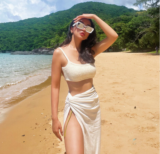 Trang instagram của cô bên cạnh chụp hình cùng dàn siêu xe còn xuất hiện bài đăng truyền cảm hứng sống và tập luyện với chị em.