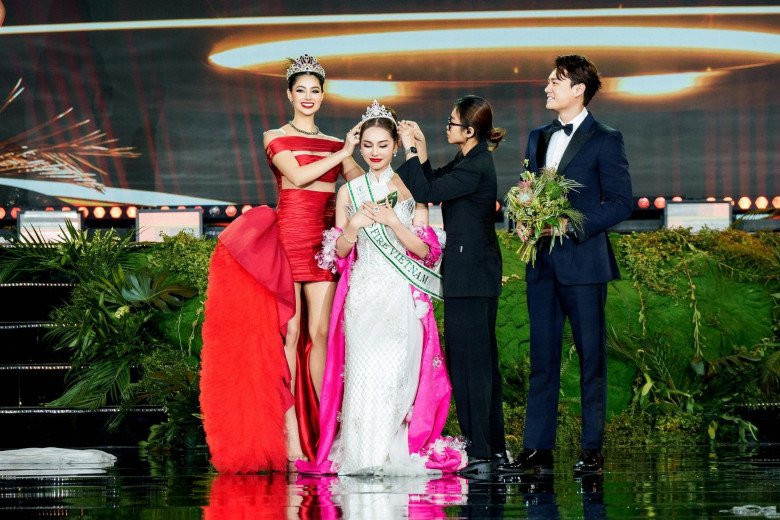 Mới đây, nữ TikToker xuất sắc giành ngôi vị Hoa hậu Lửa tại Miss Earth Vietnam 2023. Tuy nhiên, chiến thắng này không được đánh giá quá cao.