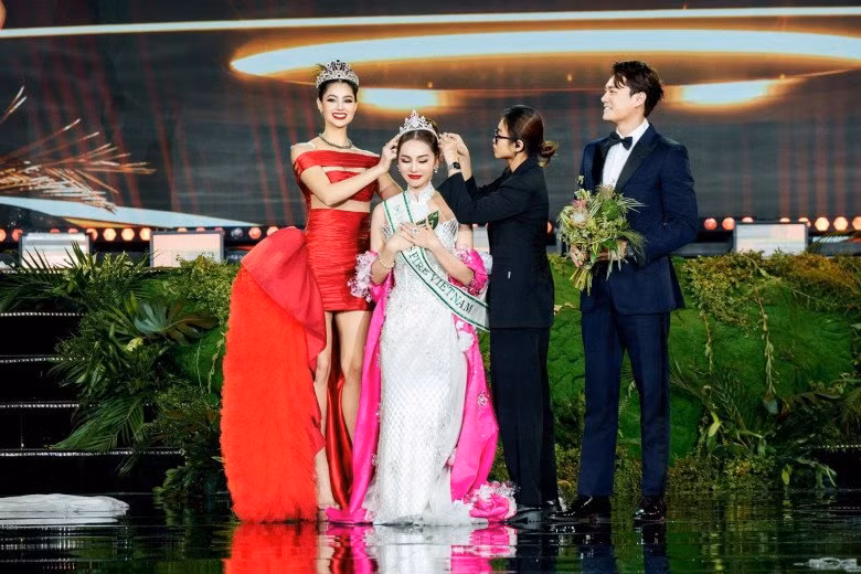 Mới đây, nữ TikToker xuất sắc giành ngôi vị Hoa hậu Lửa tại Miss Earth Vietnam 2023. Tuy nhiên, chiến thắng này không được đánh giá quá cao.