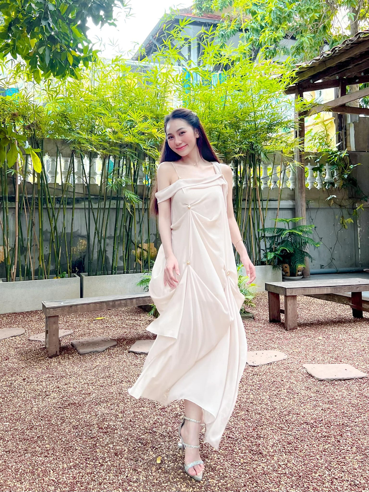 Hiện tại, cô đang sinh sống và làm việc tại TP. HCM.