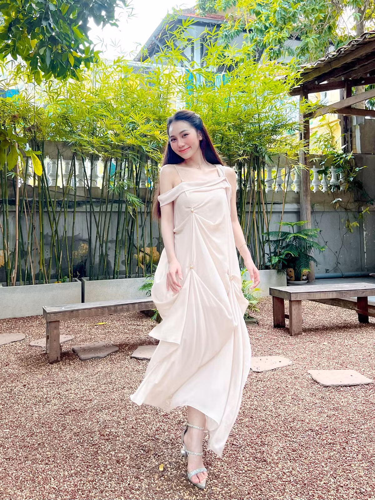 Hiện tại, cô đang sinh sống và làm việc tại TP. HCM.