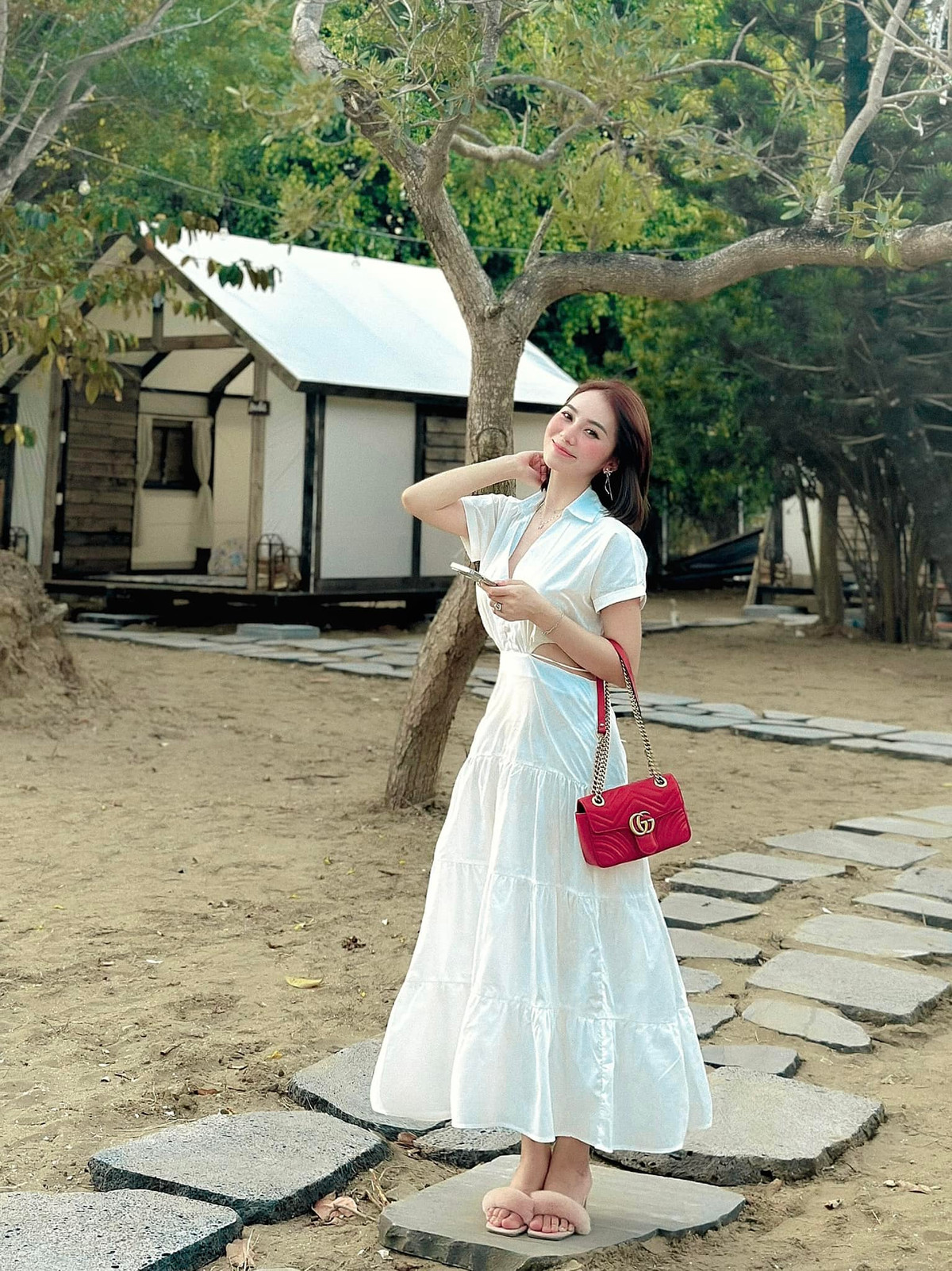 Ngoài kinh doanh, cô còn làm mẫu ảnh, diễn viên quay các video quảng cáo.