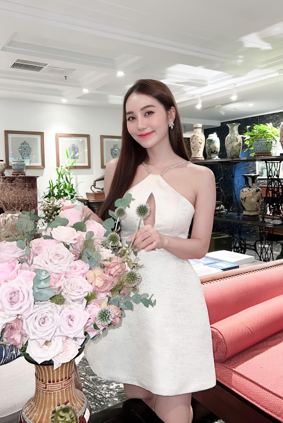 Cô còn là gương mặt được nhiều người biết đến trên nền tảng TikTok và thu hút hàng triệu fan nhờ sở hữu nhan sắc xinh đẹp, gu mặc nữ tính tôn dáng mảnh mai.