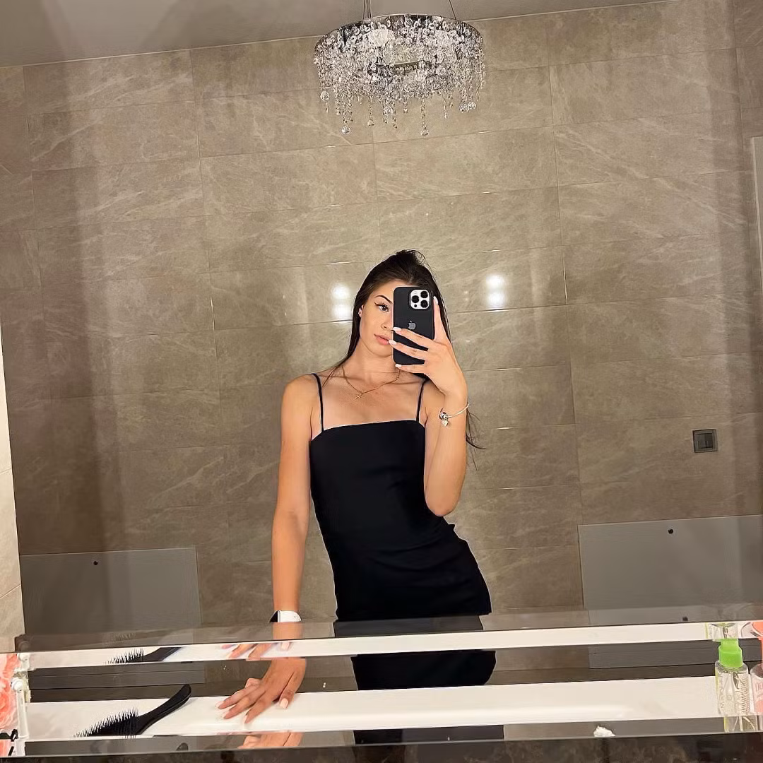 Cô sở hữu lượng người theo dõi lớn trên mạng xã hội nhờ gương mặt xinh đẹp, thân hình quyến rũ.