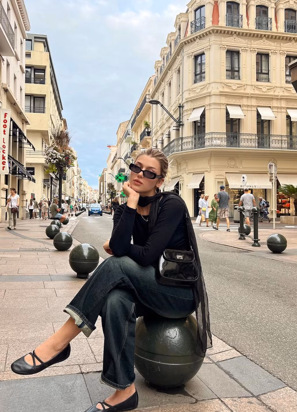 Người ta nhận xét Gorden Valerie có nét đẹp pha trộn giữa vẻ ngọt ngào với sự quyến rũ.