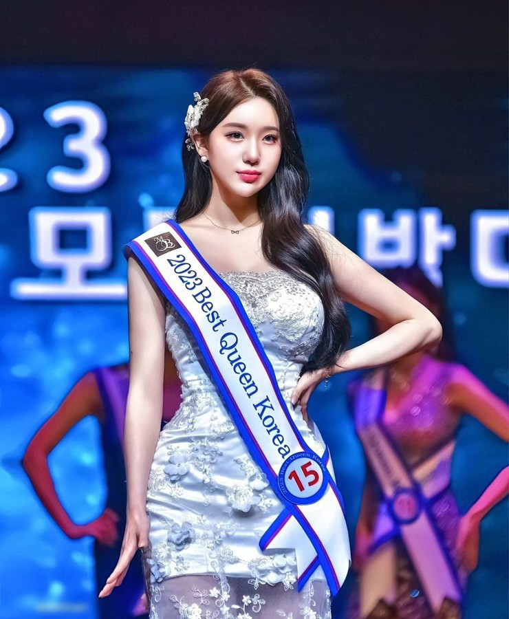 Kim Hyun Young có cả nhan sắc lẫn vóc dáng nổi bật, với chiều cao lên đến 1m70, nặng 50kg, sở hữu số đo 3 vòng lần lượt là: 92-61-97 (cm).