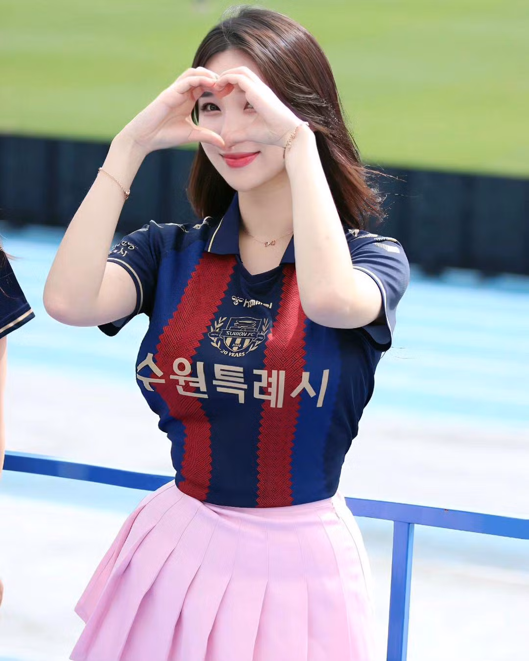 Trong hình, người đẹp này diện áo phông, chân váy xếp ly màu hồng trông năng động, trẻ trung.