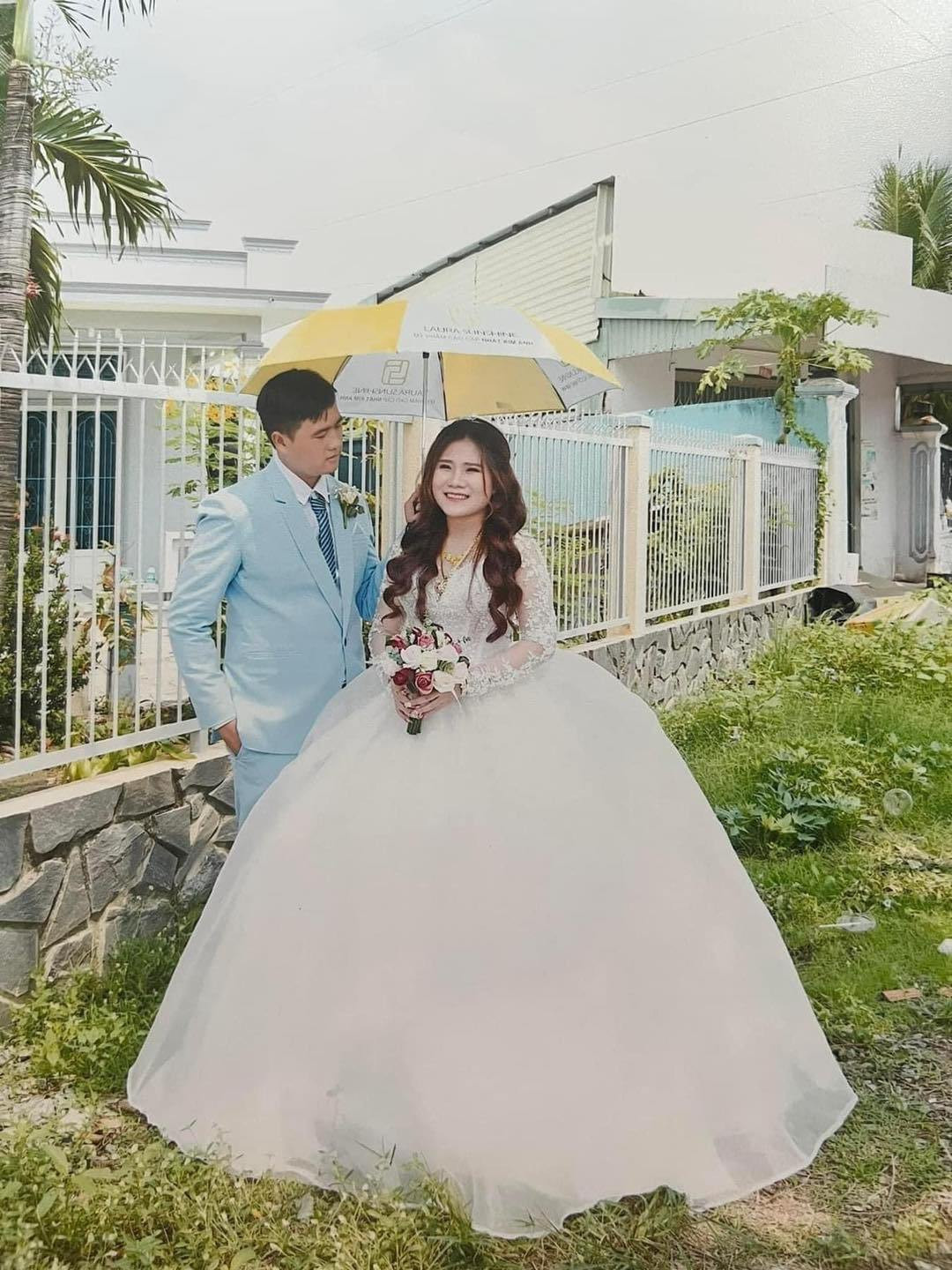 Được biết, bộ ảnh cưới như quay lại thời "ông bà anh" này do chính bạn của bố chụp.