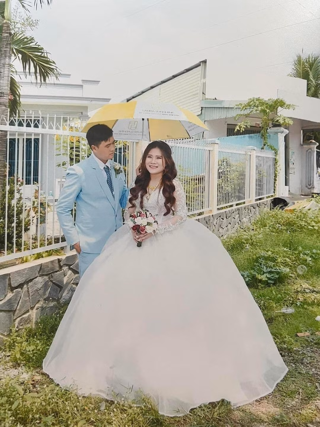 Được biết, bộ ảnh cưới như quay lại thời "ông bà anh" này do chính bạn của bố chụp.