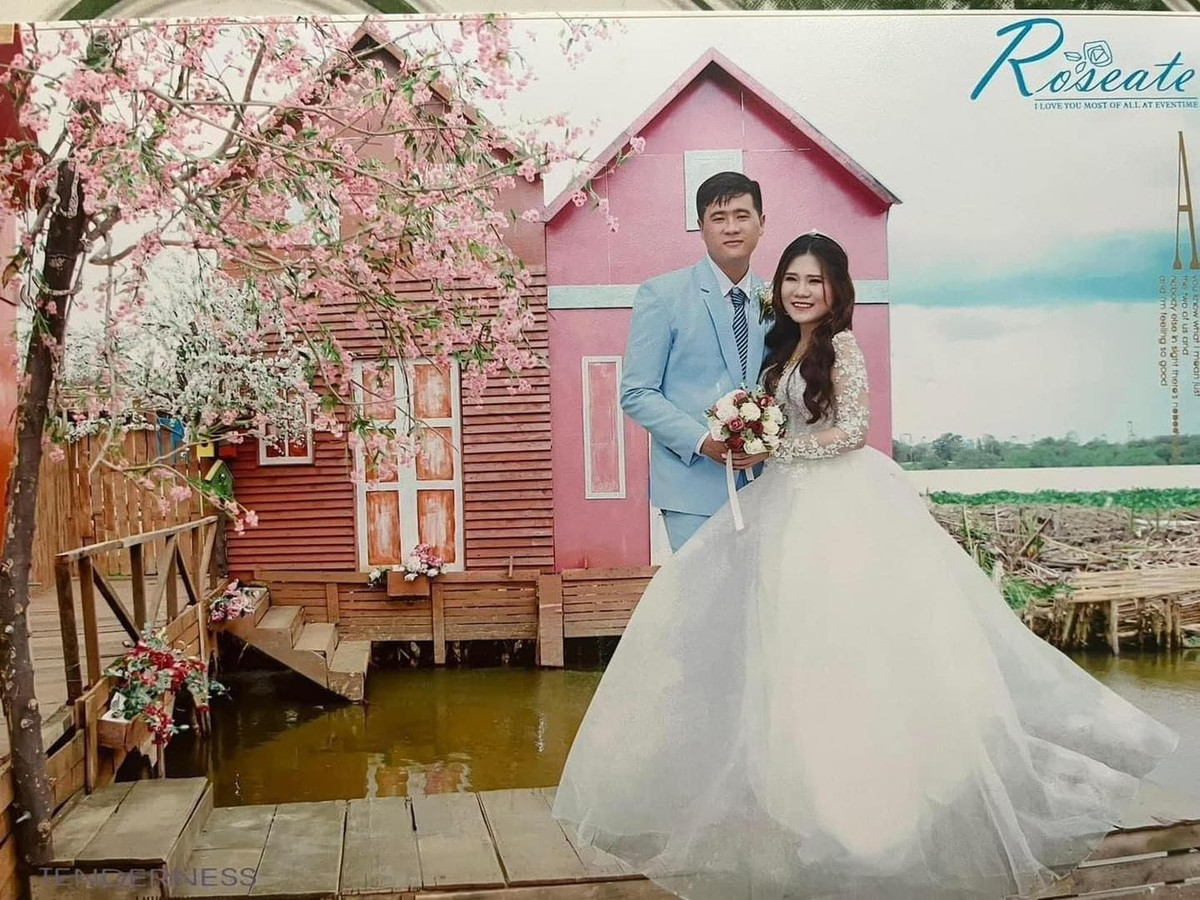 Mặc dù dâu rể còn rất trẻ, trang điểm làm tóc áo quần rất hiện đại nhưng xem qua bộ ảnh này, cư dân mạng không khỏi bật cười vì quá giống ảnh cưới những năm 2000.