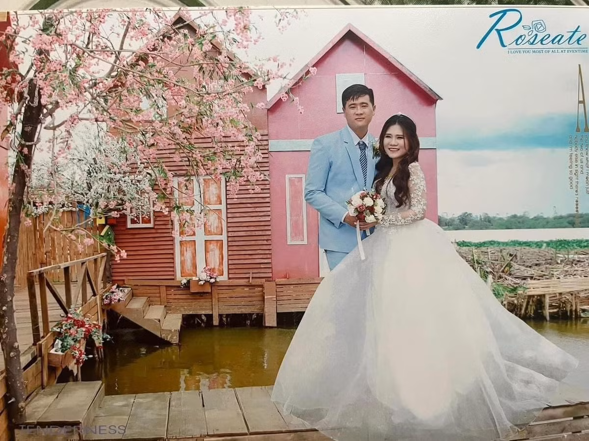 Mặc dù dâu rể còn rất trẻ, trang điểm làm tóc áo quần rất hiện đại nhưng xem qua bộ ảnh này, cư dân mạng không khỏi bật cười vì quá giống ảnh cưới những năm 2000.