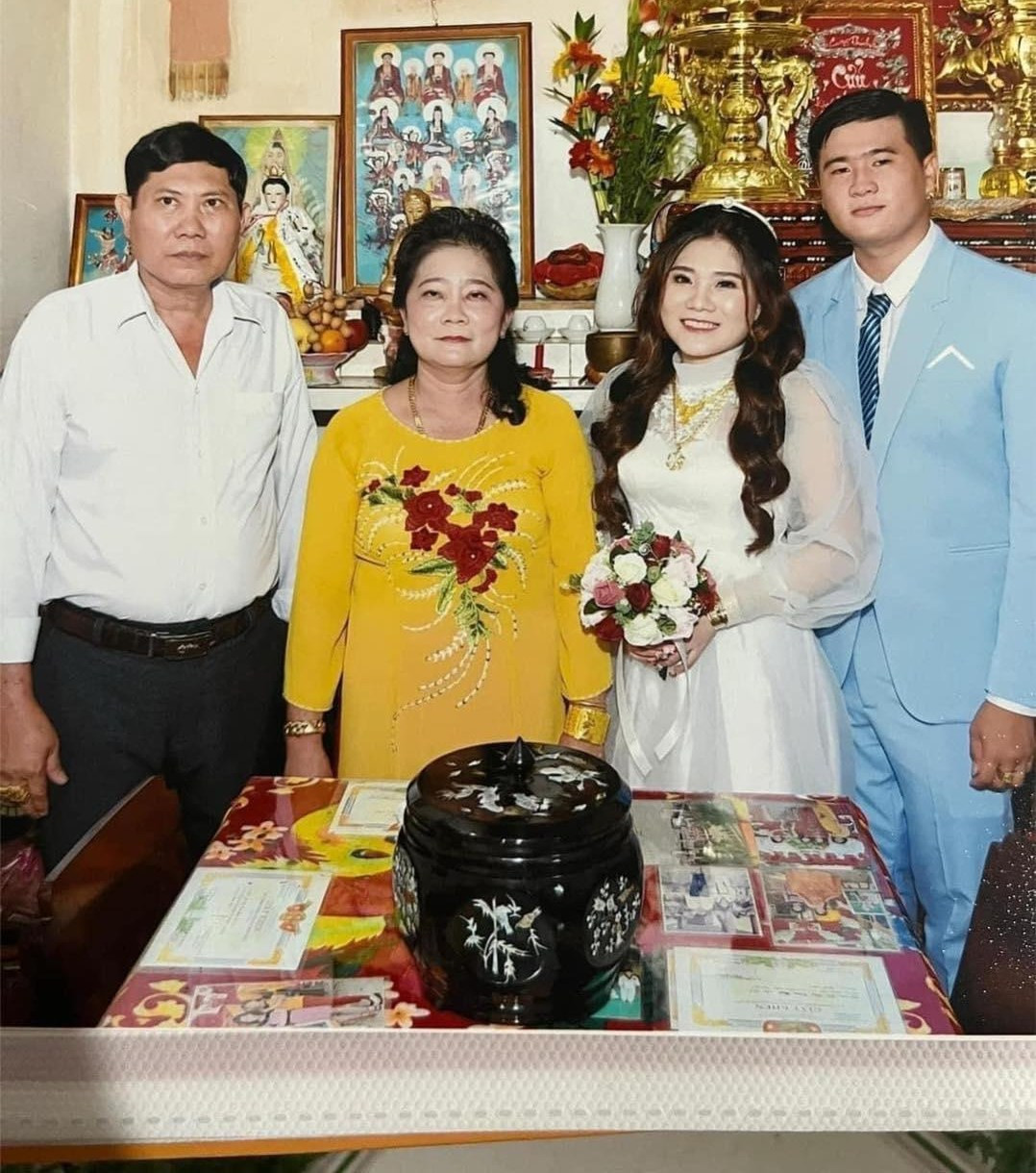 Với tay nghề trải qua hàng thập kỷ, nhiếp ảnh gia này đã khiến cô dâu chú rể lưu giữ được bộ ảnh để đời.