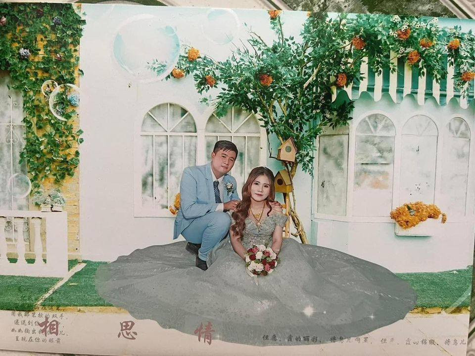 Đặc biệt, thợ ảnh còn thiết kế, tạo hình, lồng ghép vào các hình ảnh không thể "cổ" hơn.