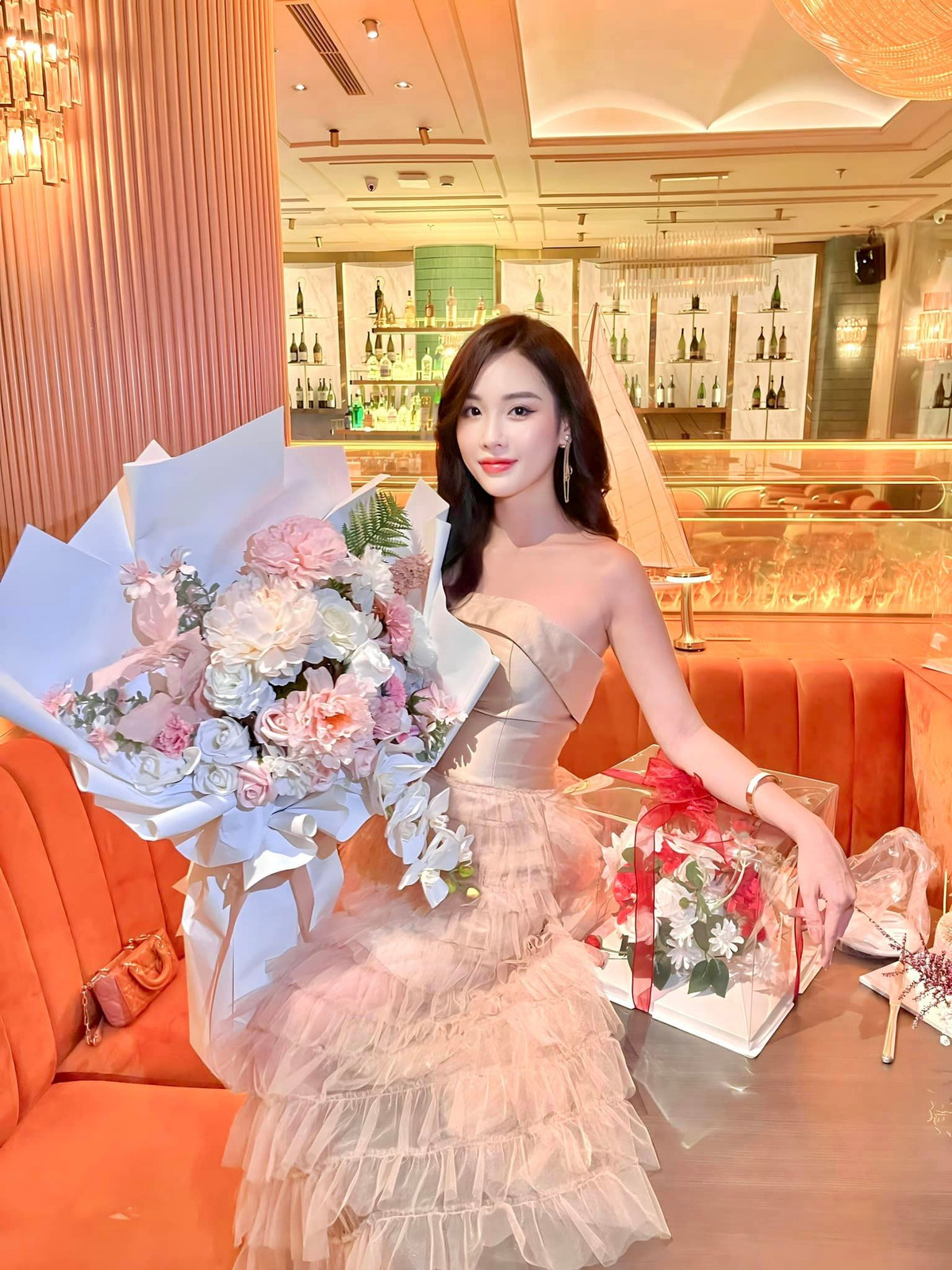 Không chỉ xinh đẹp, Ngọc Mai còn thông minh, giỏi giang. Nhiều người nhận xét cô nàng có nhiều nét giống hot girl Hàn Quốc.