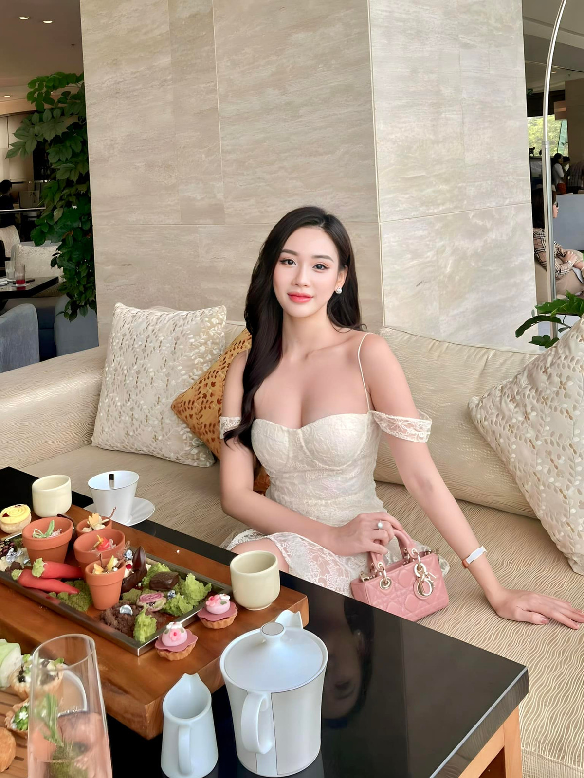 Nhờ lợi thế ngoại hình thu hút, Nguyễn Ngọc Mai chuộng diện váy áo gợi cảm.