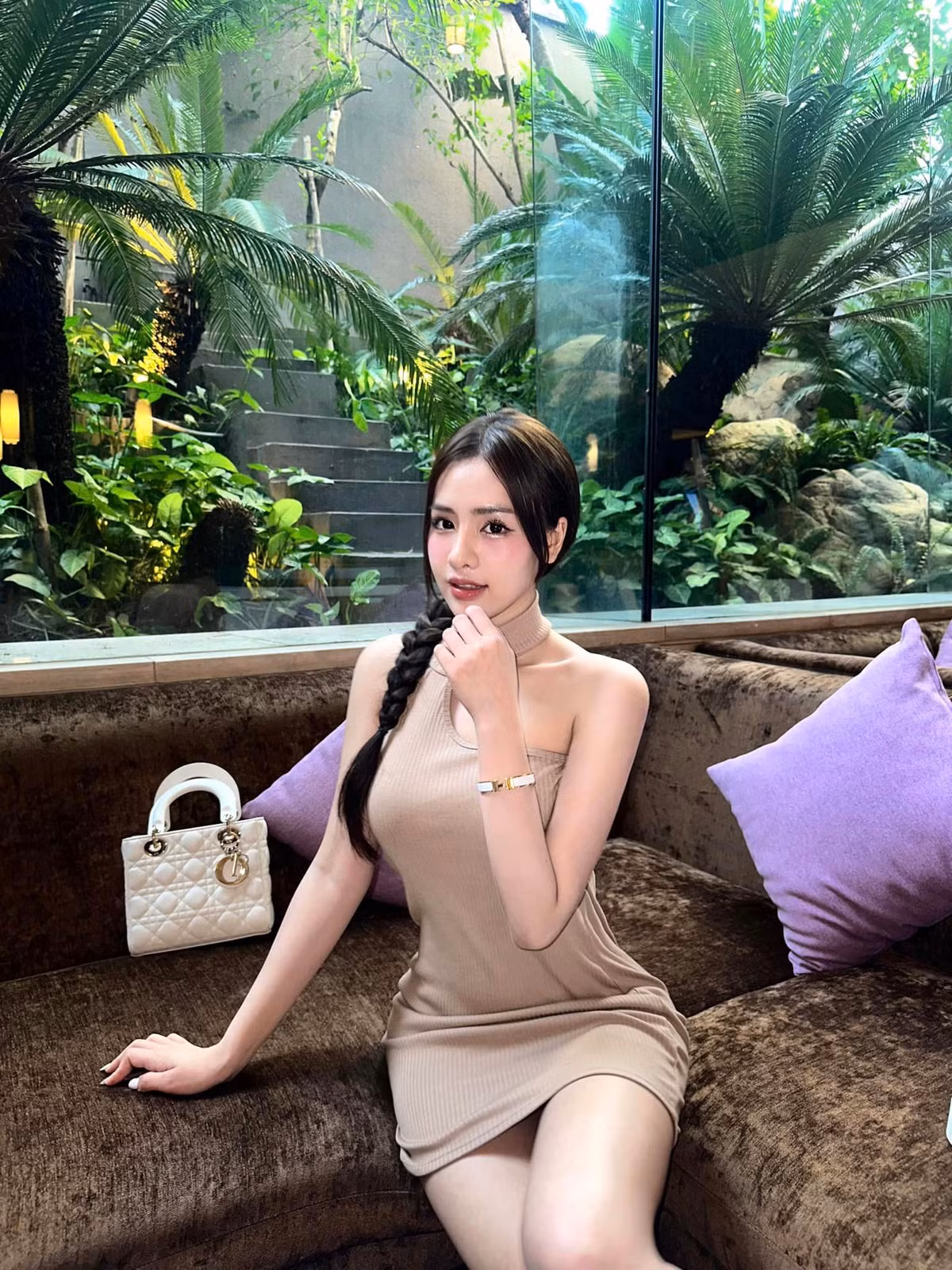 Cô nổi tiếng trong giới trẻ nhờ sở thích được đứng trước ống kính và đam mê theo đuổi nghệ thuật.