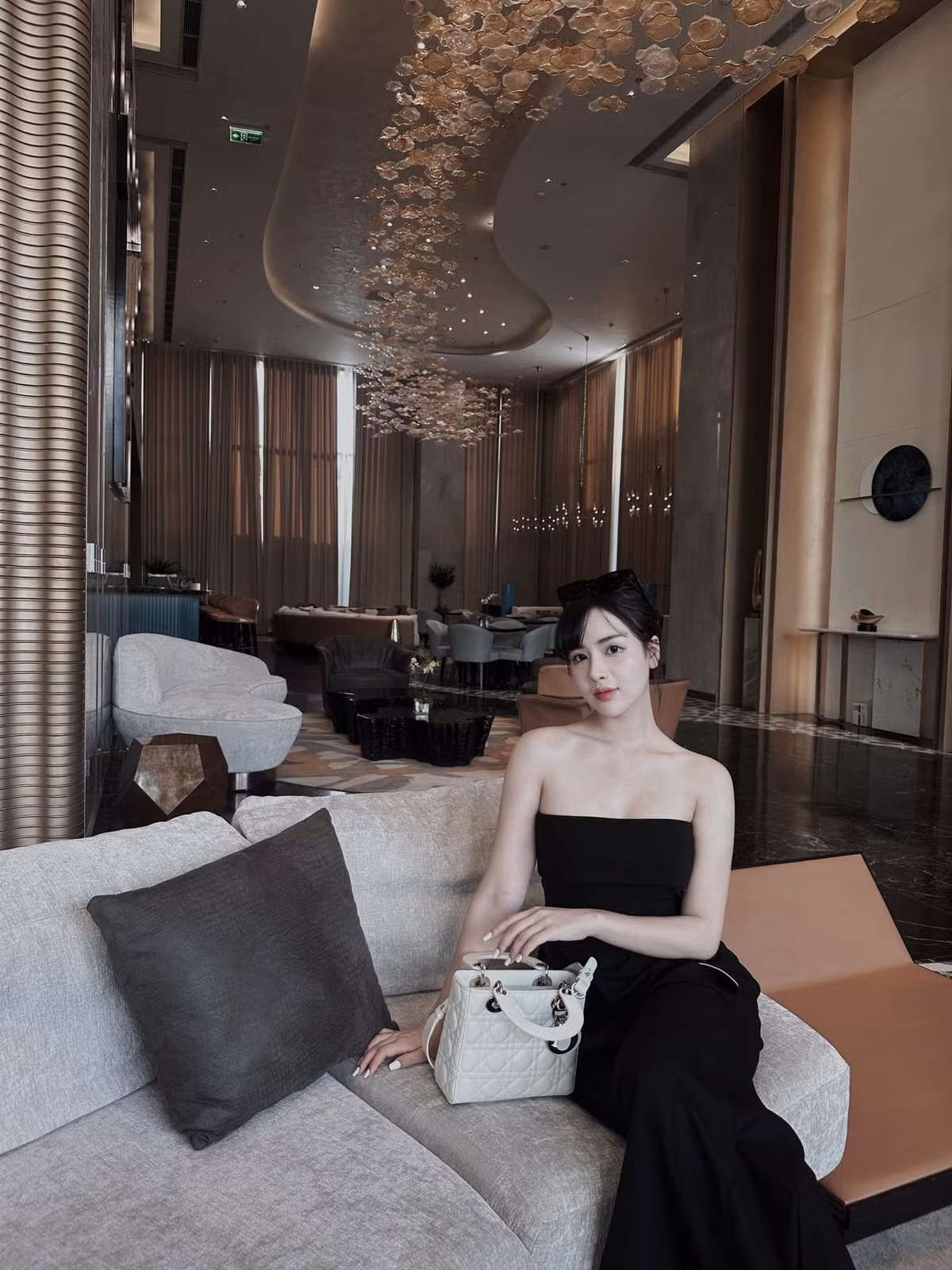 Cô gái này cũng là một nhân vật có sức hút trên mạng xã hội với hơn 522 nghìn lượt theo dõi trên Facebook. Ảnh: FBNV