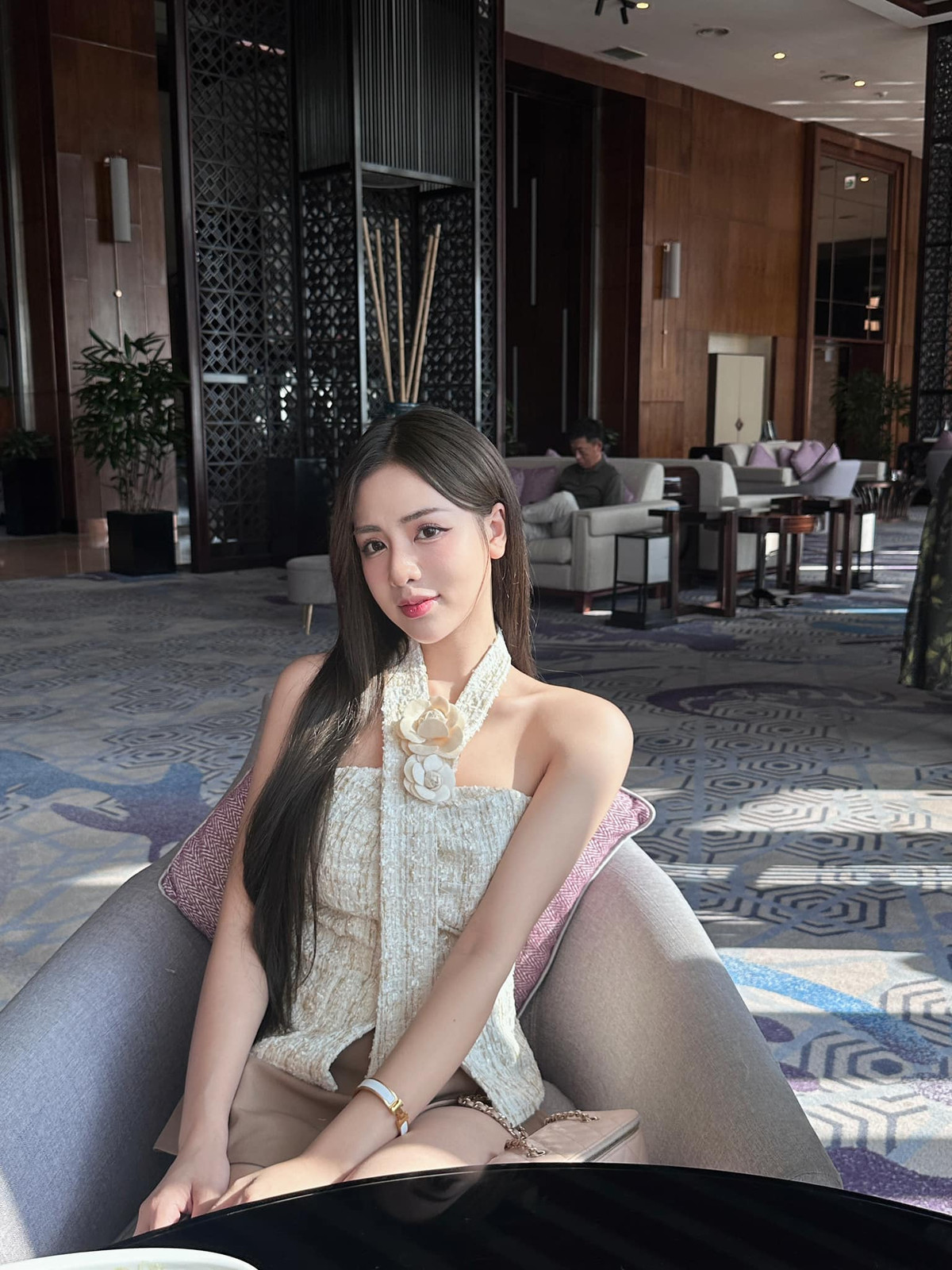 Cô nàng bắt đầu với việc trở thành mẫu ảnh cho nhiều nhãn hàng thời trang ở Hà Nội, đồng thời cũng tham gia quay nhiều TVC, phim ngắn ngay từ hồi mới học lớp 11.