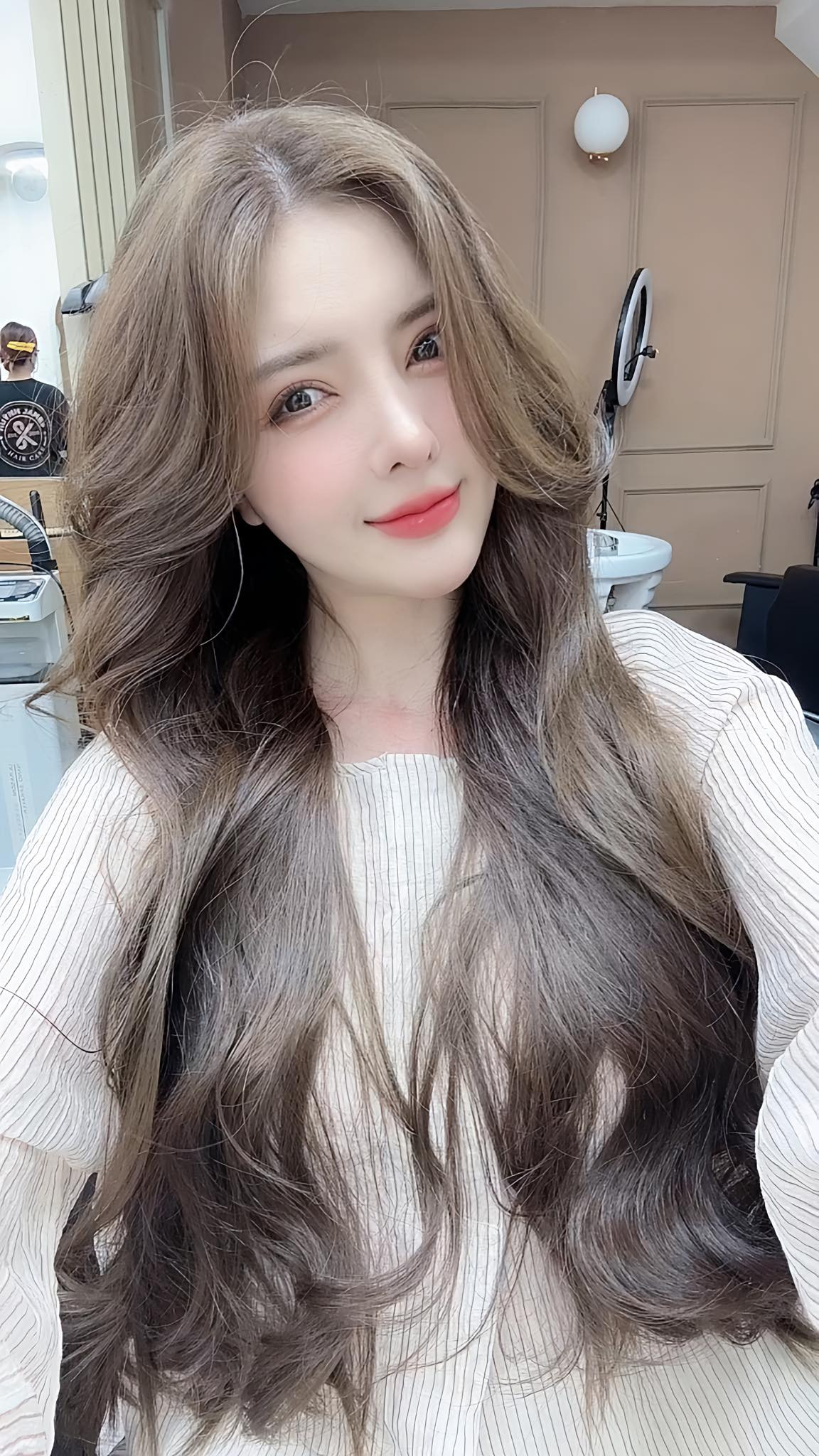 Trên trang Facebook cá nhân, hot girl thẩm mỹ thường xuyên khoe vẻ đẹp của bản thân, thi thoảng chia sẻ cuộc sống sang chảnh khiến bao người ngưỡng mộ.