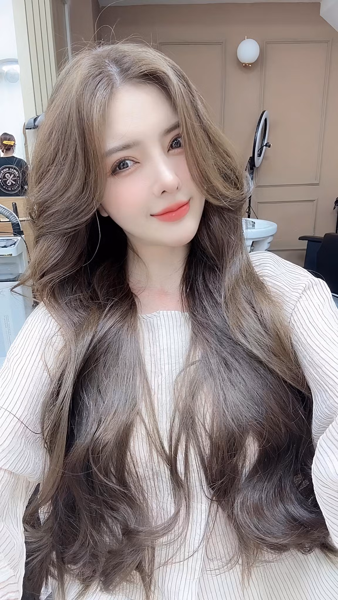 Trên trang Facebook cá nhân, hot girl thẩm mỹ thường xuyên khoe vẻ đẹp của bản thân, thi thoảng chia sẻ cuộc sống sang chảnh khiến bao người ngưỡng mộ.