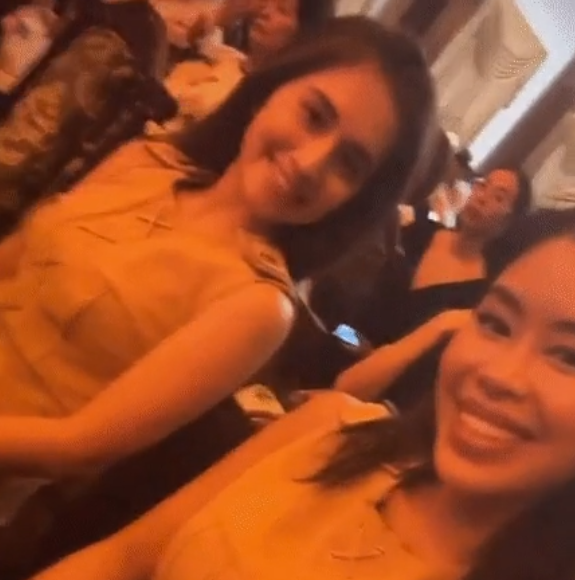 Mới đây, Tiên Nguyễn đăng ảnh bên bạn gái của em trai và viết: “We did not plan to match at them same event” (tạm dịch: Chúng tôi không hề bàn mặc đồ giống nhau trong cùng một sự kiện đâu).