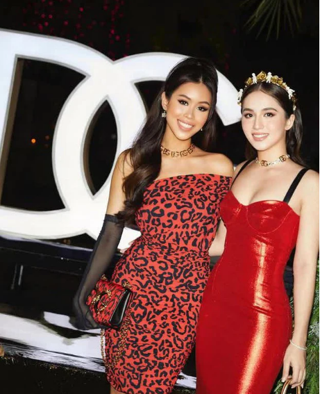 Mỗi người sở hữu một vẻ đẹp riêng khiến cư dân mạng xuýt xoa vì bức ảnh gấp đôi visual.