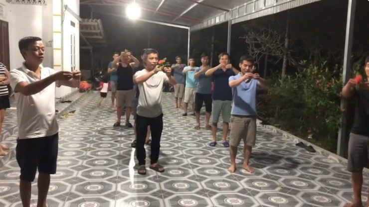 Có hơn chục người đàn ông miệt mài tập luyện, có lẽ vì biết mình vụng về nên ai nấy hết sức chăm chú, chỉ sợ làm sai.