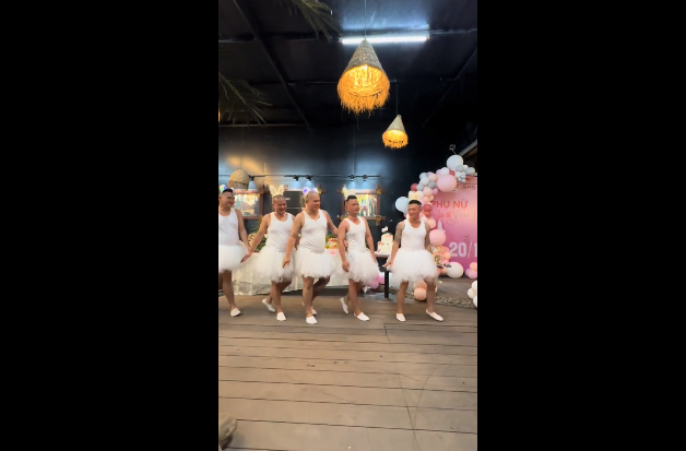 Cả 6 "nàng thiên nga" diện váy bồng xòe trắng muốt, đi tất trắng và thậm chí còn đội thêm "tai thỏ" cho dễ thương.