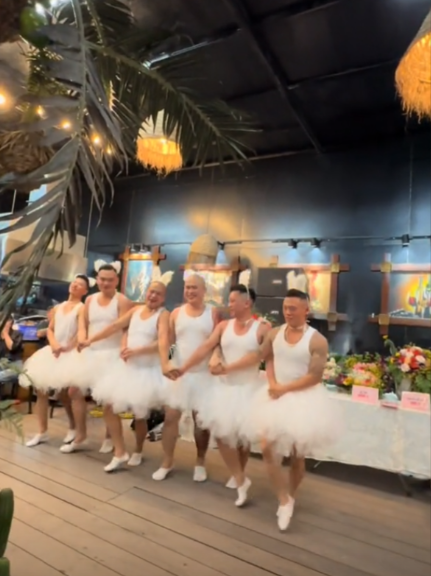 Mạng xã hội đang chia sẻ đoạn clip ghi lại khoảnh khắc hài hước và dễ thương của nhóm 6 quý ông đang miệt mài tập văn nghệ chuẩn bị cho ngày 20/10 sắp tới.