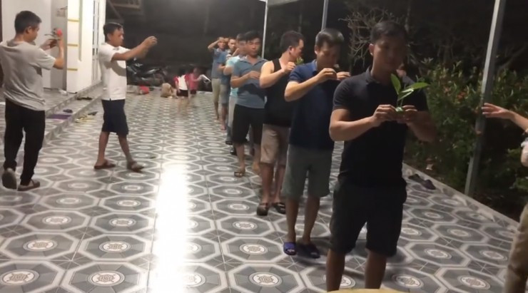 Một đoạn video khác cũng khiến netizen thích thú không kém khi các đấng mày râu nhiệt tình tập văn nghệ dành tặng chị em.