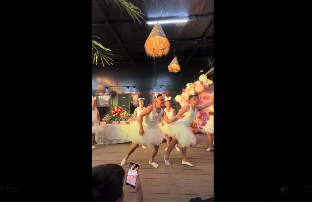 Cư dân mạng tỏ ra thích thú với màn biểu diễn vụng về của các quý ông.