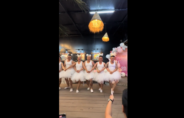 Món quà 20/10 từ các quý ông khiến các chị em không nhịn được cười, nhất là khi các vũ công thể hiện những động tác vụng về.