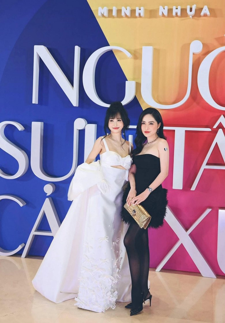 Đoàn Di Băng diện đồ tối màu từ trên xuống dưới, chỉ chọn nhấn nhá bằng phụ kiện túi hiệu.