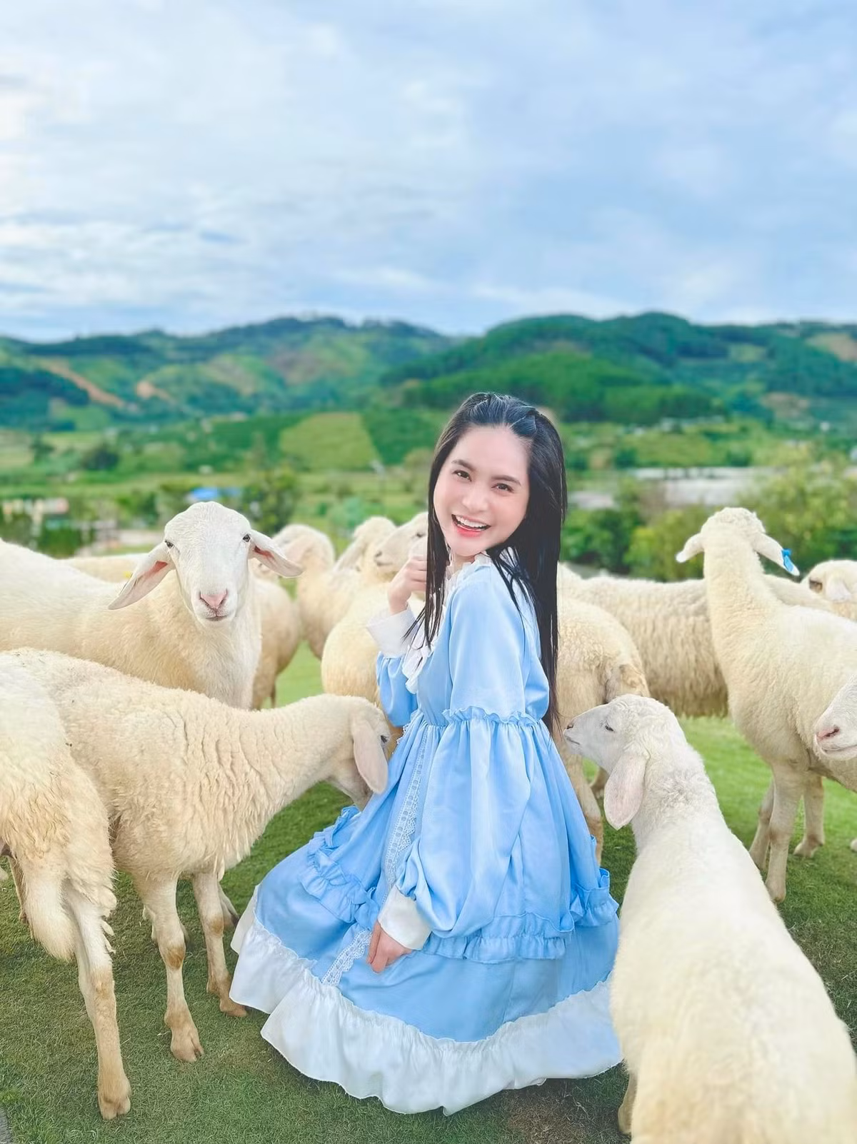 Ở tuổi 33 và đã trải qua 3 lần sinh đẻ nhưng bà xã doanh nhân Nguyễn Quốc Vũ vẫn gây sốt bởi vẻ đẹp trẻ trung.