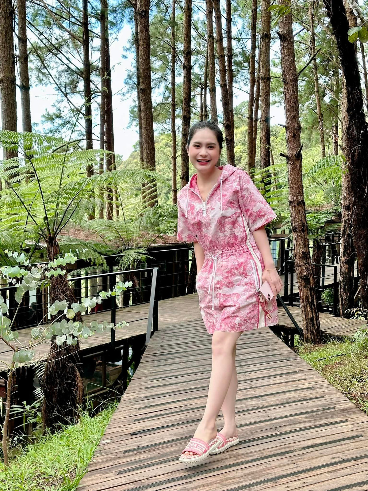 Mọi người không ngớt lời khen Đoàn Di Băng đã nhiều tiền lại đẹp. Không ít người đã vào xin bà mẹ 3 con bí quyết. Ảnh: FBNV