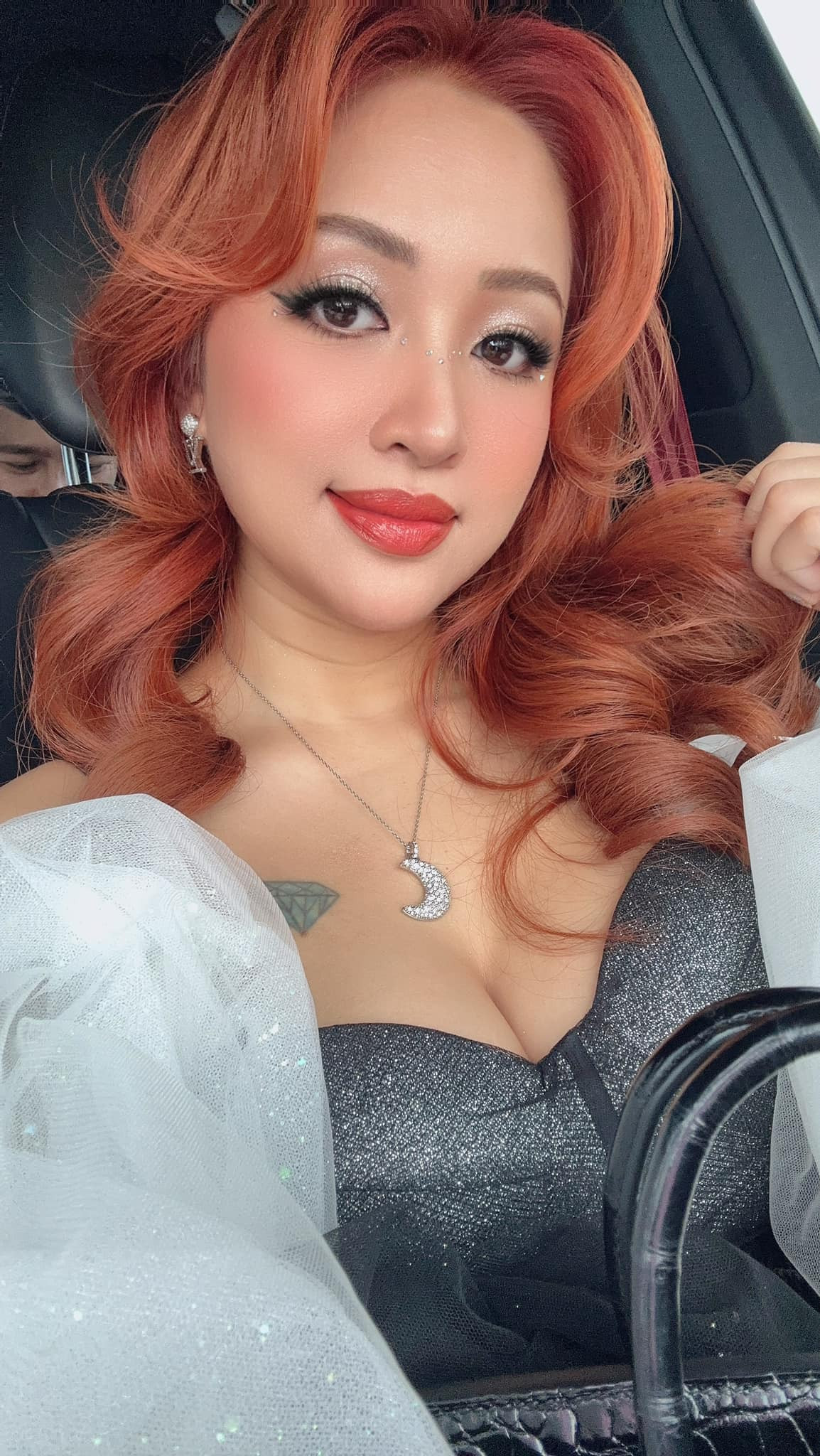 Người đẹp cũng không ngại che giấu mà thường chọn diện những trang phục phóng khoáng để khoe hình xăm.