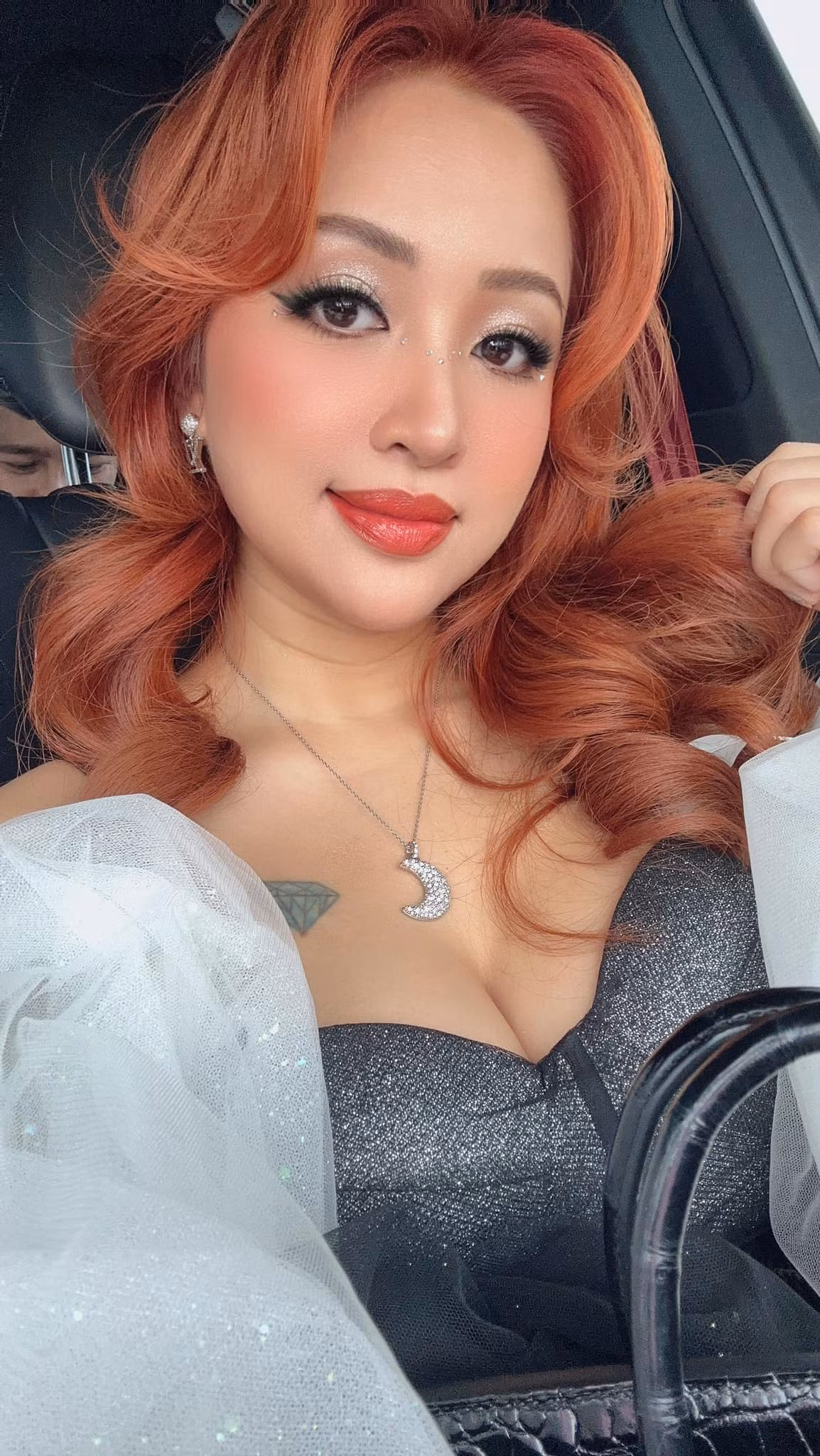 Người đẹp cũng không ngại che giấu mà thường chọn diện những trang phục phóng khoáng để khoe hình xăm.