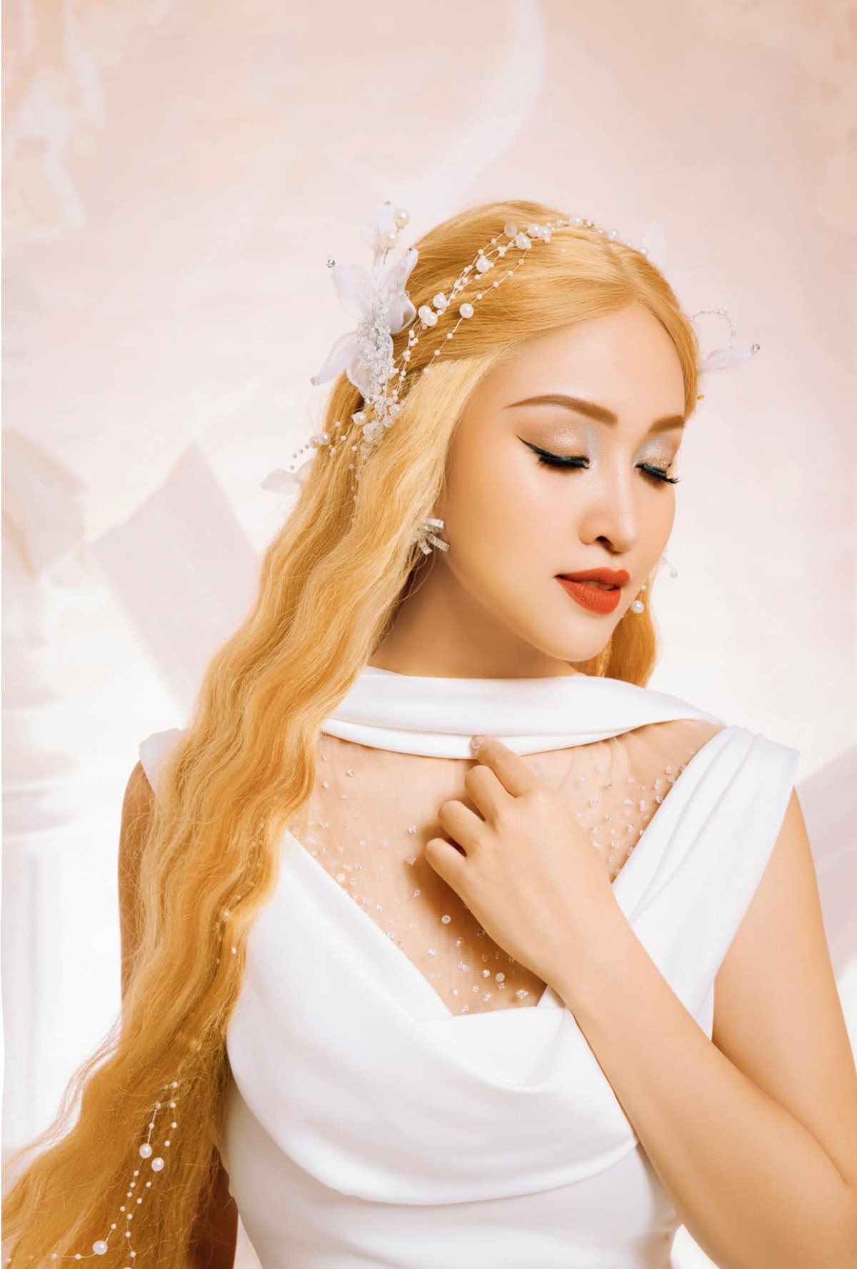 Vân Hugo gây chú ý khi tham gia gameshow "Chị đẹp đạp gió rẽ sóng".