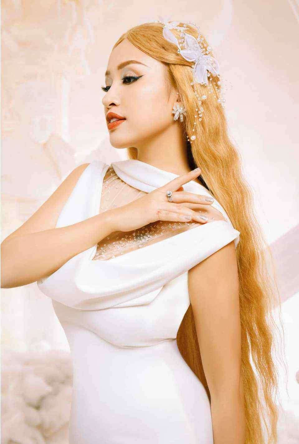 Sau khi chia sẻ bộ ảnh, cư dân mạng bình luận trầm trồ, khen ngợi vóc dáng nuột nà của mẹ hai con.