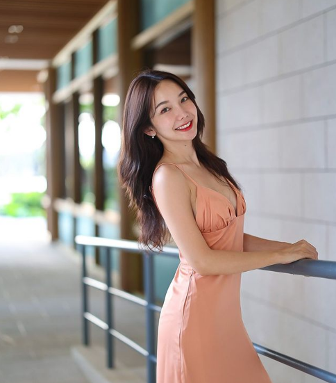 Cô gây chú ý nhờ gương mặt xinh đẹp, thân hình cân đối và phong cách thời trang trẻ trung, thời thượng.