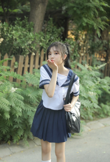 Thực tế, Bành Thập Lục vốn có lợi thế gương mặt khả ái với các đường nét sẵn có. Bởi vậy, dù đã trang điểm hay để mặt mộc cô vẫn rất cuốn hút.