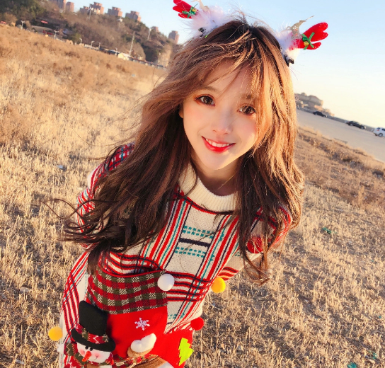 Cũng vì ngưỡng mộ nhan sắc cả trên mạng lẫn ngoài đời của Bành Thập Lục, các fan tích cực ủng hộ cô gái trẻ tham gia showbiz.